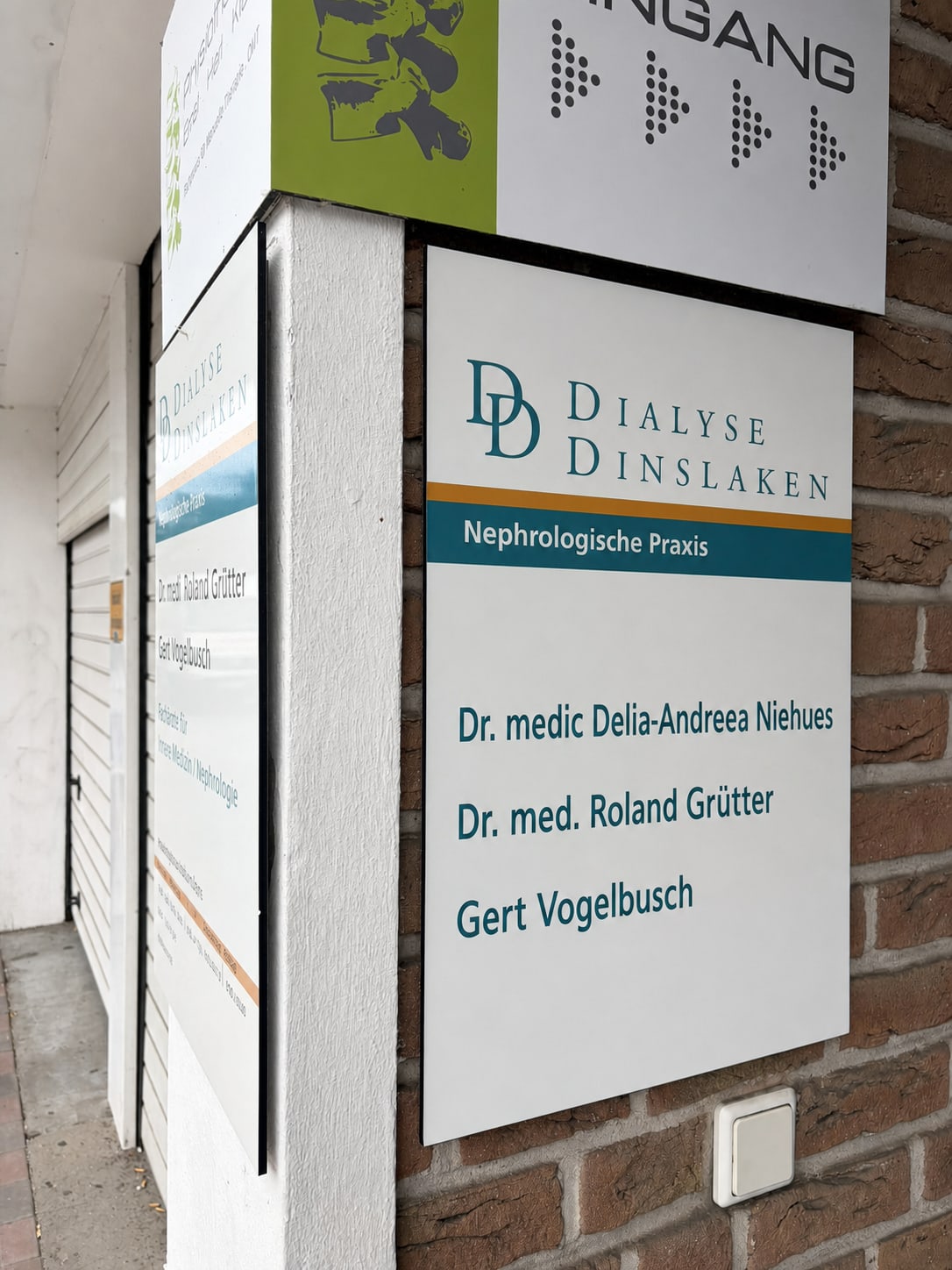 Praxisschild des Dialysezentrums Dinslaken am Eingang
